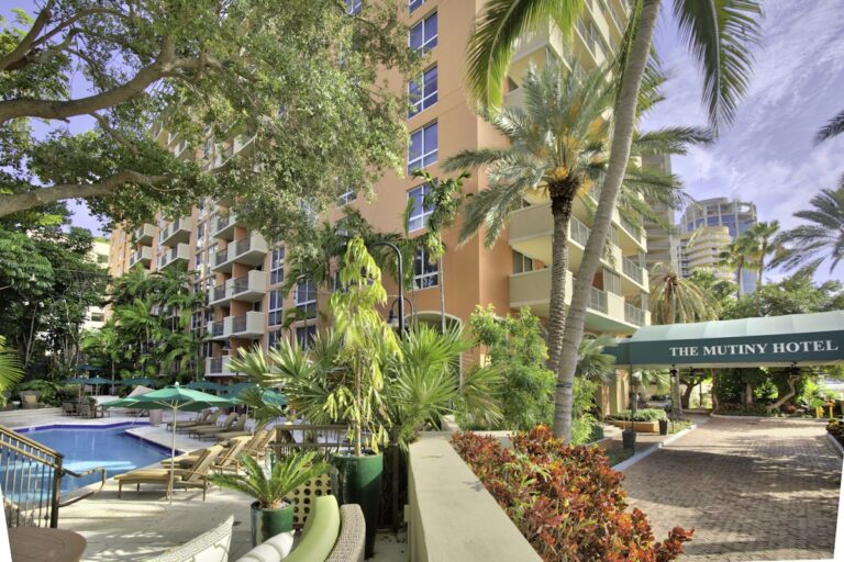 Overview of The Mutiny Hotel on the Bay